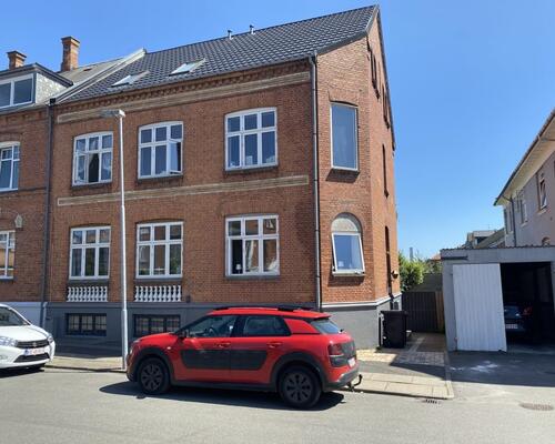 Flot 3 værelses lejlighed på lukket vej centralt i Nyborg -83 Kvm