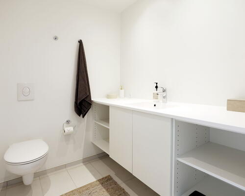 Flot 4-værelses rækkehus med god planløsning, ekstra opbevarings plads, to toiletter og dejlig sydvendt terrasse og have - Ingen bindingsperiode!