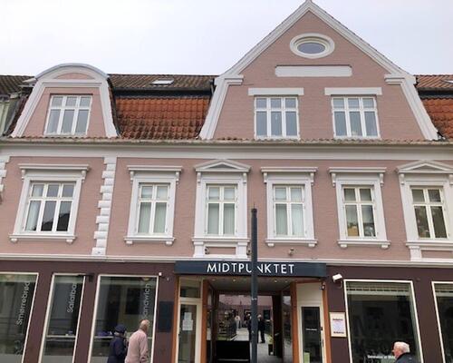 Stor nyere 3. værelses med altan udover paraplyerne