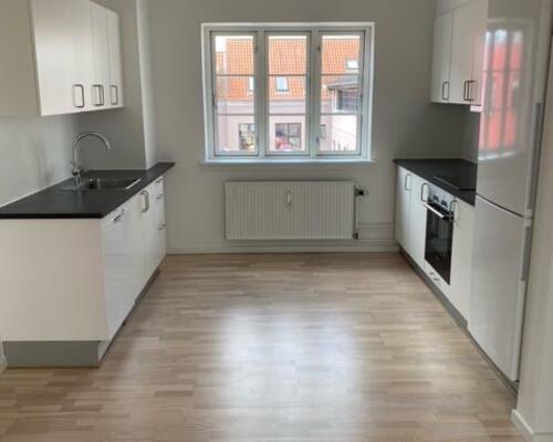 Stor nyere 3. værelses med altan udover paraplyerne