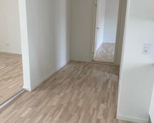 Stor nyere 3. værelses med altan udover paraplyerne