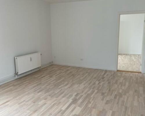 Stor nyere 3. værelses med altan udover paraplyerne