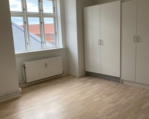 Stor nyere 3. værelses med altan udover paraplyerne