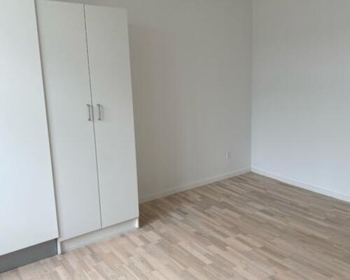 Stor nyere 3. værelses med altan udover paraplyerne