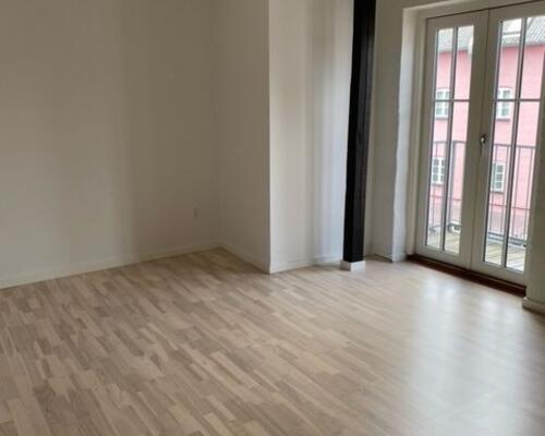 Stor nyere 3. værelses med altan udover paraplyerne