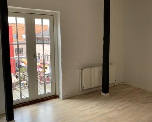 Stor nyere 3. værelses med altan udover paraplyerne