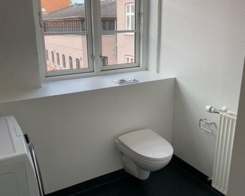 Stor nyere 3. værelses med altan udover paraplyerne