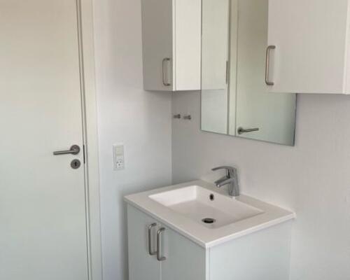 Stor nyere 3. værelses med altan udover paraplyerne