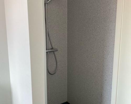 Stor nyere 3. værelses med altan udover paraplyerne