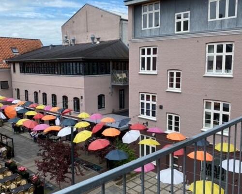 Stor nyere 3. værelses med altan udover paraplyerne