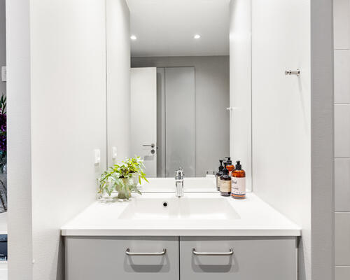 PERFEKT 2-VÆRELSES MED EGEN TERRASSE I SKØNT OMRÅDE