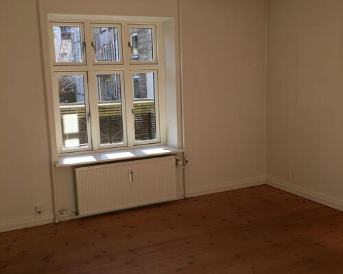 Lys 2-værelses på 48 m2 tæt på Aalborg Centrum – nyere køkken og gulvvarme på badværelse