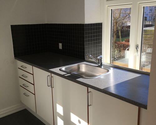 Lys 2-værelses på 48 m2 tæt på Aalborg Centrum – nyere køkken og gulvvarme på badværelse