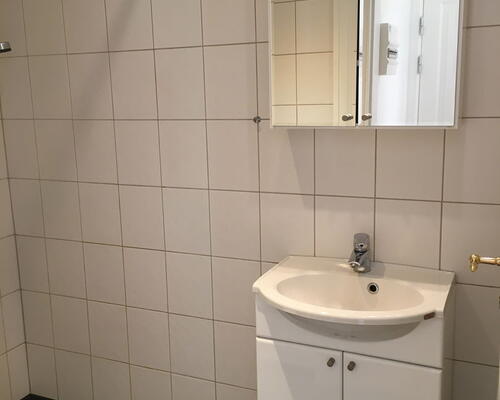 Lys 2-værelses på 48 m2 tæt på Aalborg Centrum – nyere køkken og gulvvarme på badværelse