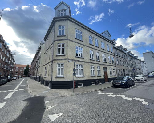 Lys 2-værelses på 48 m2 tæt på Aalborg Centrum – nyere køkken og gulvvarme på badværelse