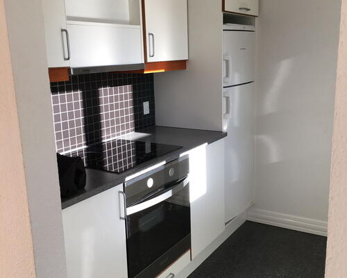 Lys 2-værelses på 48 m2 tæt på Aalborg Centrum – nyere køkken og gulvvarme på badværelse