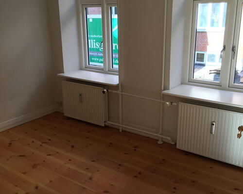 Lys 2-værelses på 48 m2 tæt på Aalborg Centrum – nyere køkken og gulvvarme på badværelse