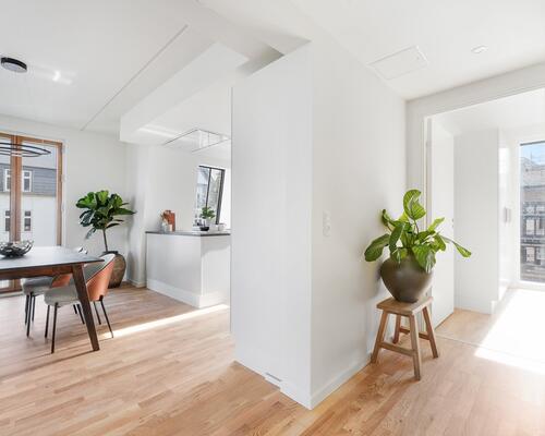 Stuelejlighed med privat terrasse