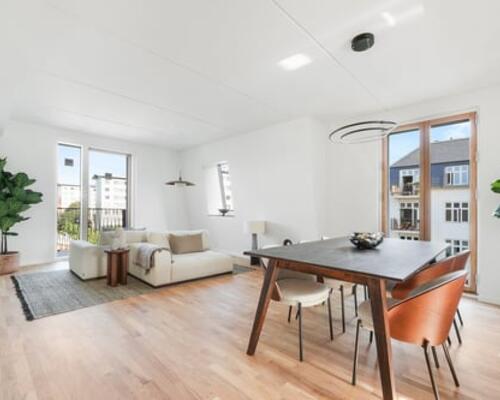 Stuelejlighed med privat terrasse