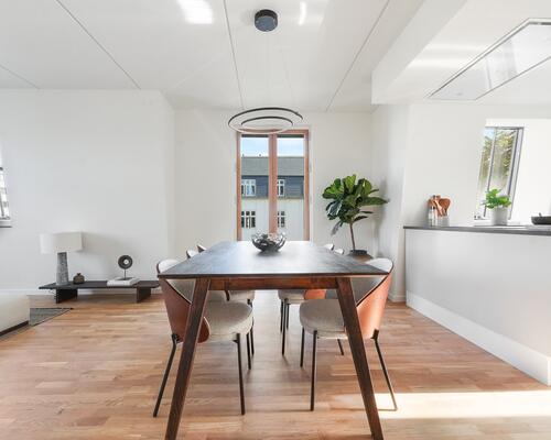 Stuelejlighed med privat terrasse