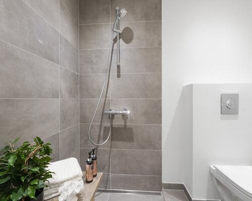 Stuelejlighed med privat terrasse