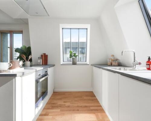 Stuelejlighed med privat terrasse