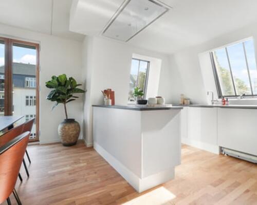 Stuelejlighed med privat terrasse