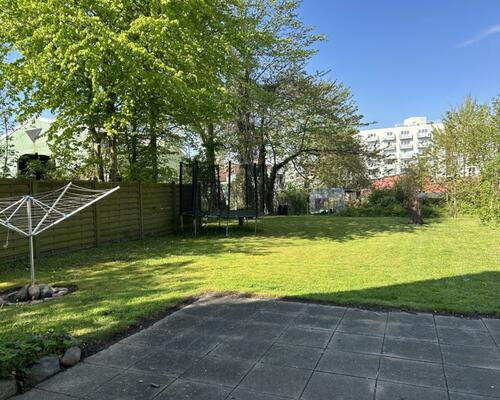 Stor delevenlig lejlighed i 2 plan, adgang til stor have og gratis parkering – 114 Kvm