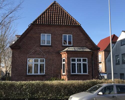 Stor delevenlig lejlighed i 2 plan, adgang til stor have og gratis parkering – 114 Kvm