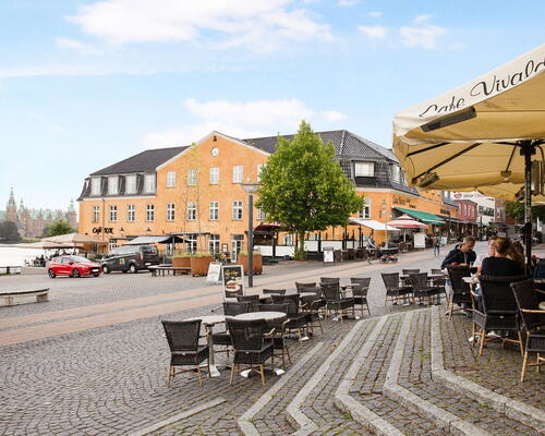 Lys 3 værelses bolig orienteret mod dagssolen. Mange m2 for pengene! Flot udsigt til natur. Fransk altan.