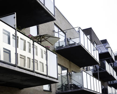 Egedal stationsby -  2 vær. lejebolig med altan med fin udsigt og godt lysindfald