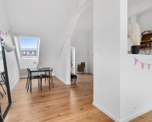 HELT UNIK 4-VÆRELSES LEJLIGHED MED GOD BELIGGENHED I AARHUS C