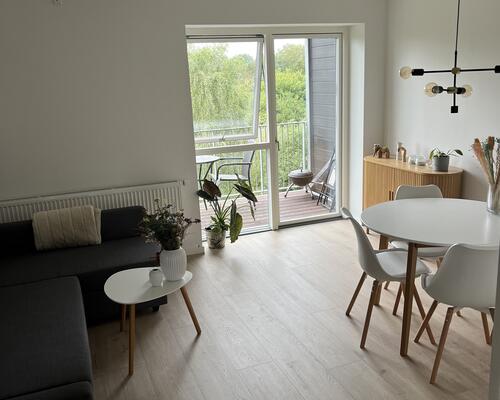 Lækker lejlighed med altan på 4 sal.  billeder er fra en lejlighed magen til.