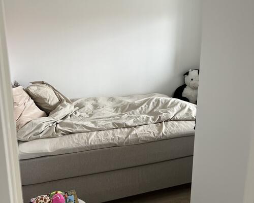 Lækker lejlighed med altan på 4 sal.  billeder er fra en lejlighed magen til.