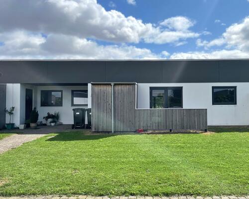 Stort rækkehus med 4 værelser, køkken/alrum, have og 2 terrasser