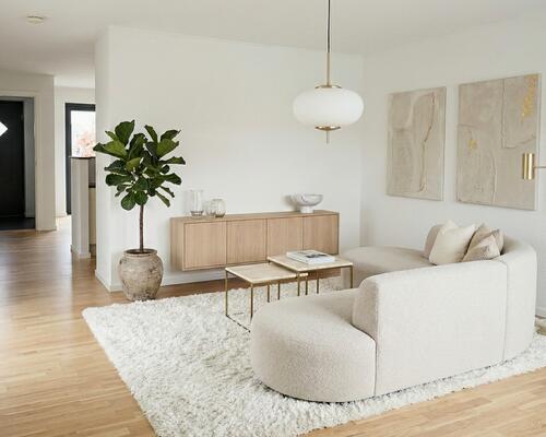 Stort rækkehus med 4 værelser, køkken/alrum, have og 2 terrasser