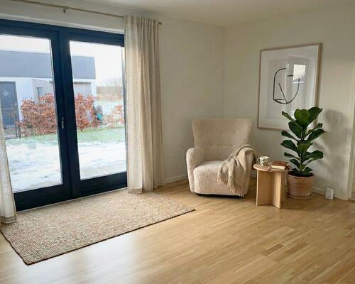 Stort rækkehus med 4 værelser, køkken/alrum, have og 2 terrasser