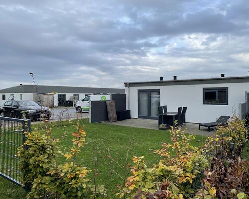 Stort rækkehus med 4 værelser, køkken/alrum, have og 2 terrasser