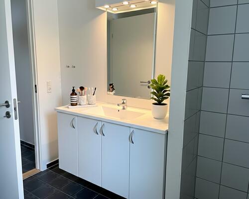 Stort rækkehus med 4 værelser, køkken/alrum, have og 2 terrasser