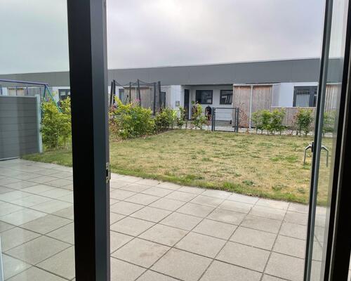 Stort rækkehus med 4 værelser, køkken/alrum, have og 2 terrasser