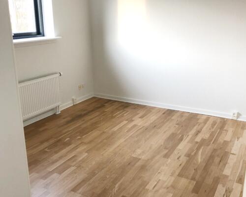 Stort rækkehus med 4 værelser, køkken/alrum, have og 2 terrasser