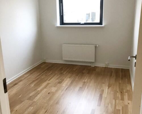 Stort rækkehus med 4 værelser, køkken/alrum, have og 2 terrasser