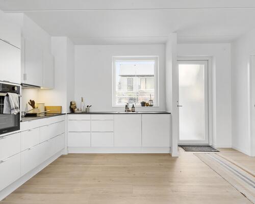 Lækker nyopført 3-vær. lejlighed med egen stor altan i Hasselager.