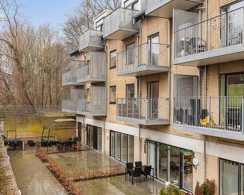 Lækker, nyrenoveret lejlighed med terrasse