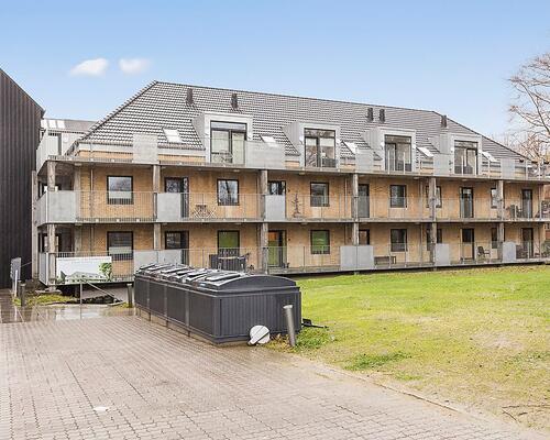 Lækker, nyrenoveret lejlighed med terrasse