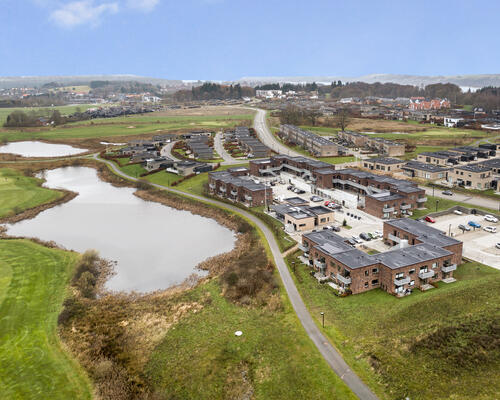 3 værelses lejlighed i populært fællesskab med udsigt over søen 😍<br>