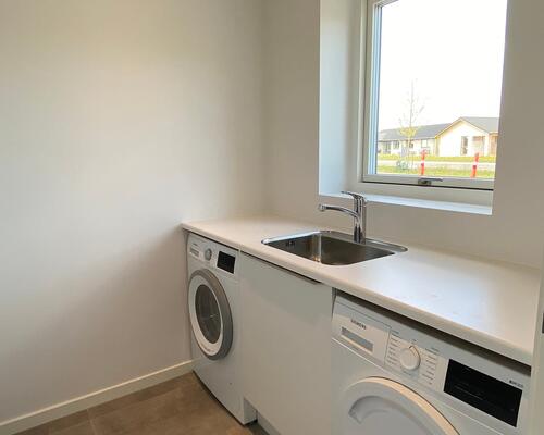 VELKOMMEN TIL RØLLIKEVEJ - NYBYGGET, ENERGIVENLIGE OG MODERNE RÆKKEHUSE TIL LEJE I ARNBJERG.