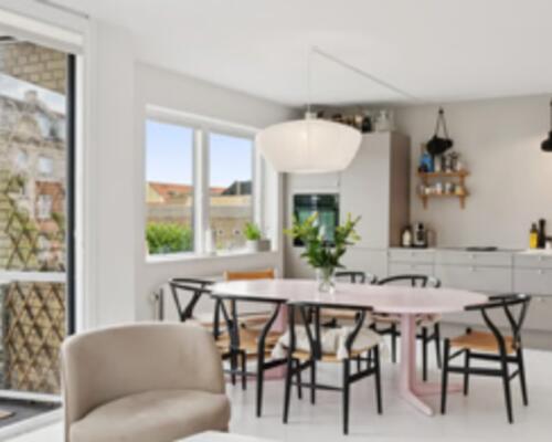 Familievenlig umøbleret bolig med parkering og altan