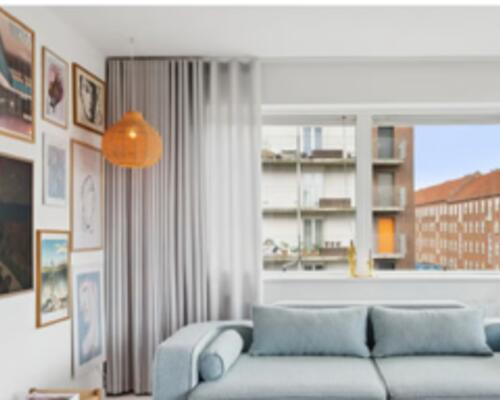 Familievenlig umøbleret bolig med parkering og altan