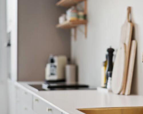 Familievenlig umøbleret bolig med parkering og altan